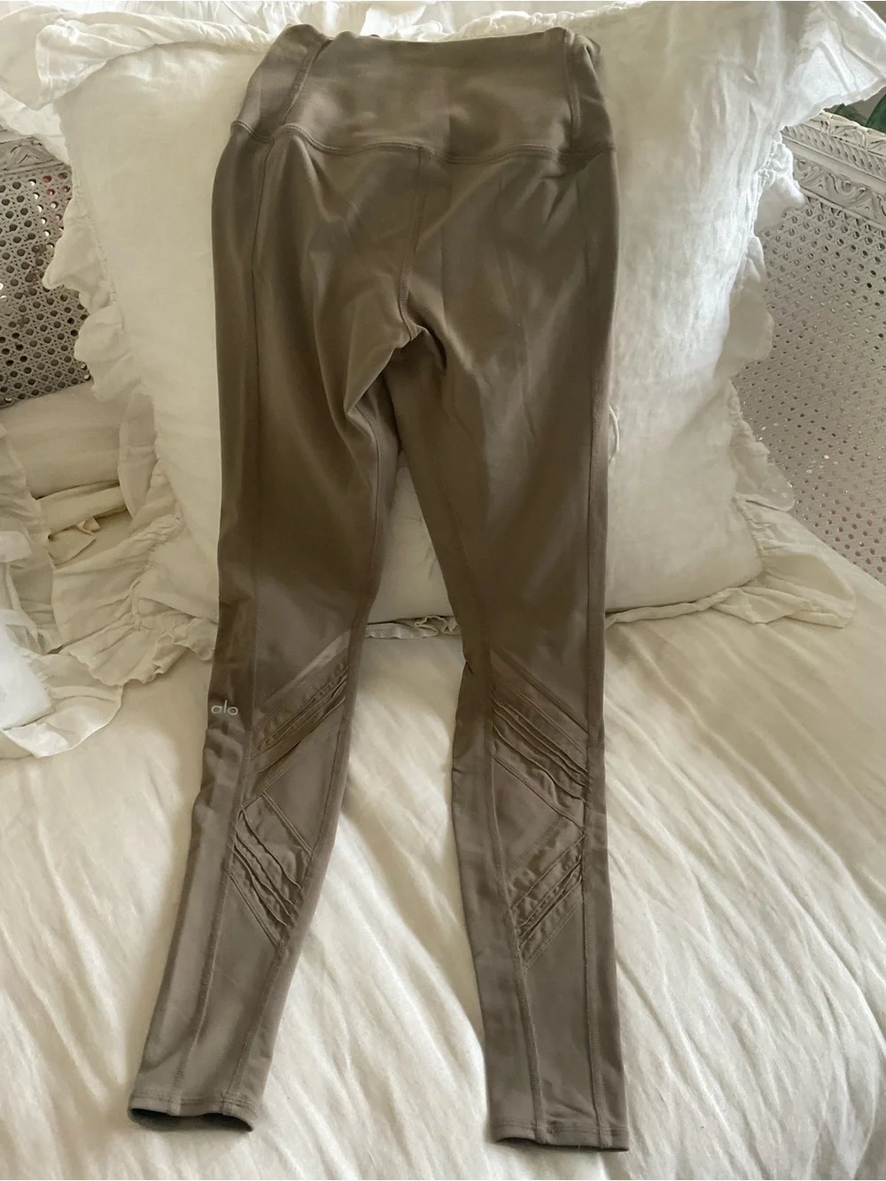 ALO - High-Waist Block Mesh Leggings - Nude - Picture 7 of 9